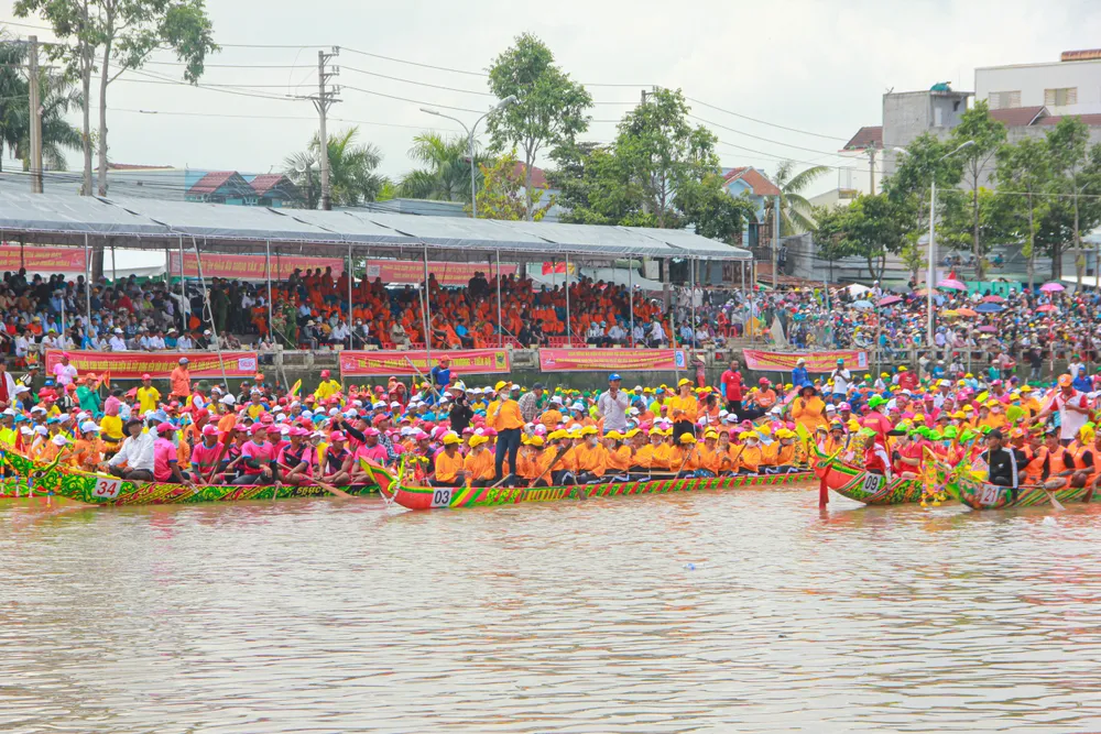 Lễ hội Ok Om Bok - Đua ghe ngo Sóc Trăng hàng năm thu hút trên 100.000 lượt du khách