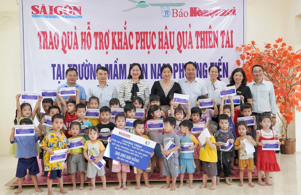 Báo SGGP phối hợp với báo Hà Nội Mới trao hỗ trợ học sinh ngoại thành Hà Nội bị ảnh hưởng bởi bão số 3 (Yagi).jpg