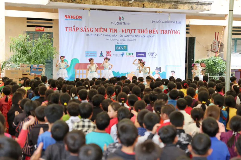 Các em học sinh trường tiểu học Sơn Vĩ biểu diễn văn nghệ trong chương trình trao học bổng của Báo SGGP tại huyện Mèo Vạc, tỉnh Hà Giang .jpg