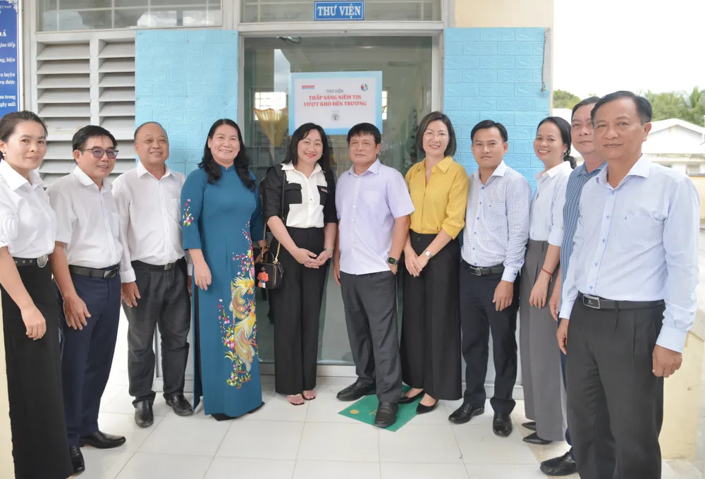 Lãnh đạo UBND tỉnh Bến Tre, BBT Báo SGGP, nhà tài trợ tại lễ khánh thành thư viện trường TH- THCS Đồng Khởi, huyện Mỏ Cày Nam, tỉnh Bến Tre.JPG.jpg