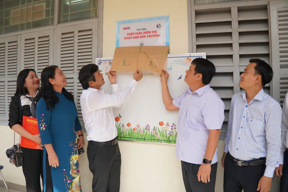 Lãnh đạo UBND tỉnh Bến Tre, BBT Báo SGGP, nhà tài trợ tại lễ khánh thành thư viện trường TH- THCS Phước Hiệp, huyện Mỏ Cày Nam, tỉnh Bến Tre.JPG