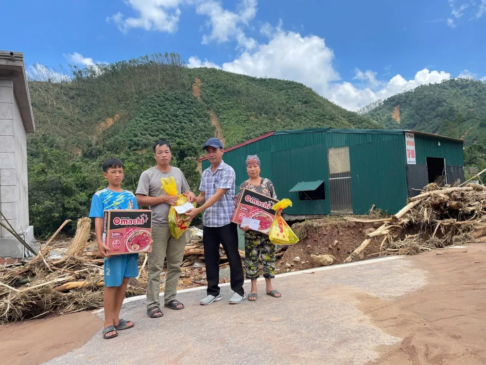 Phóng viên Quốc Hùng kịp thời có mặt cứu trợ đồng bào tỉnh Quảng Ninh ngay sau khi bão số 3 (Yagi) quét qua.jpg