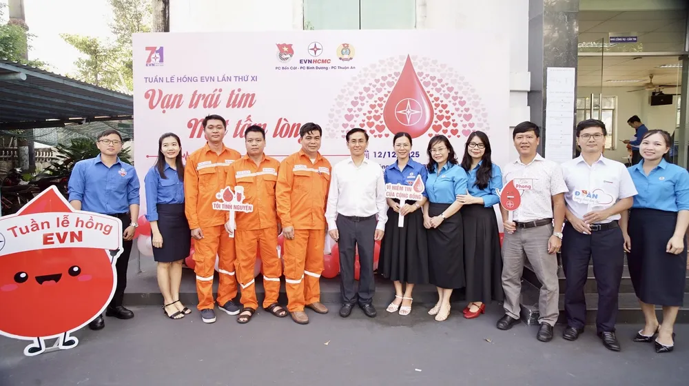 Lãnh đạo Công ty Điện lực Bình Dương cùng tham dự lễ phát động "Tuần lễ hồng EVN lần thứ XI"