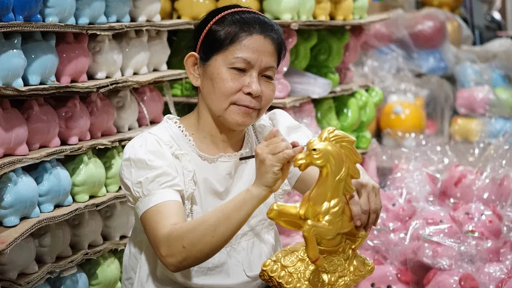 Ngựa gốm Đất Thủ tất bật phục vụ thị trường Tết Bính Ngọ