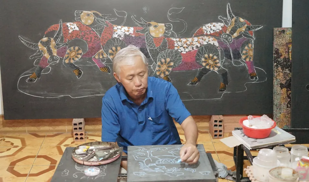 Họa sĩ Nguyễn Văn Quý đang phác thảo tranh ngựa dịp Xuân Bính Ngọ 2026