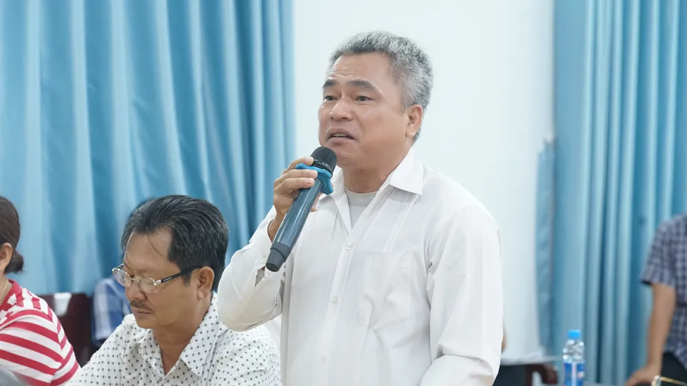Cử tri phát biểu tại hội nghị