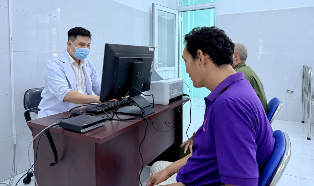 Người dân đến khám bệnh ngay sau lễ ra mắt