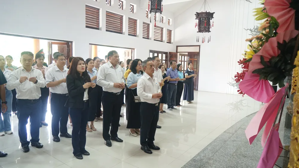 Khối Thi đua 1 của UBND TP về nguồn kết hợp sinh hoạt chuyên đề