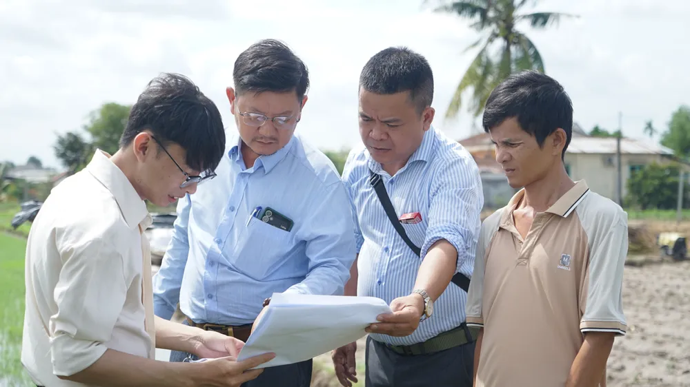 Bàn giao thực địa 1,6km cho đại diện đơn vị thi công. Ảnh: DUY TRẦN