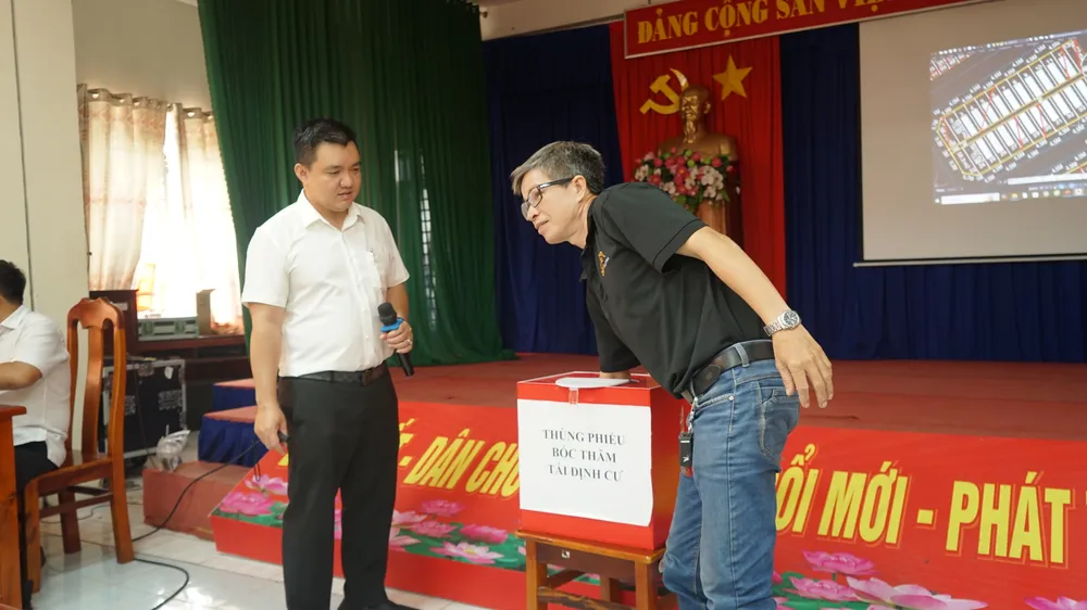 Người dân bốc thăm vị trí nhận nền đất tái định cư