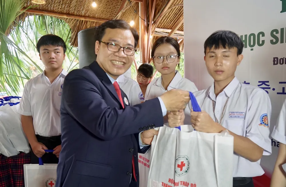 Chủ tịch Hội Chữ thập đỏ TPHCM Nguyễn Minh Nhựt trao quà, học bổng cho các em học sinh