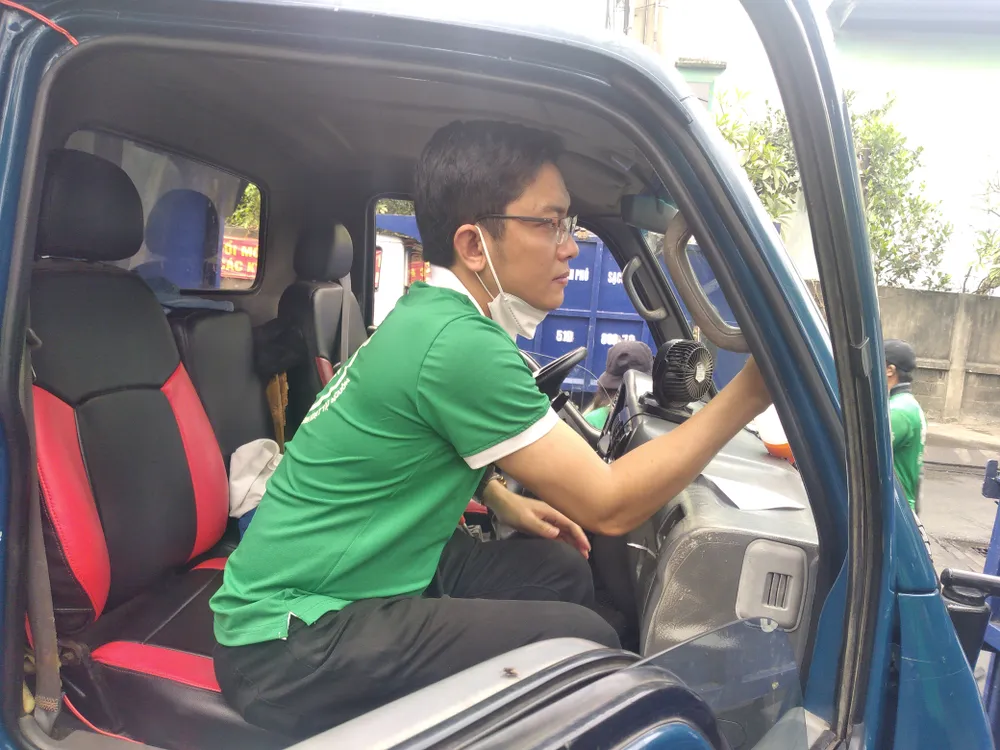 Nhân viên Citenco thực hiện dán logo cho các phương tiện thu gom, vận chuyển rác tại trạm trung chuyển Phước Long A, phường Phước Long A, TP Thủ Đức Nhân viên Citenco thực hiện dán logo cho các phương tiện thu gom, vận chuyển rác tại trạm trung chuyển Phước Long A, phường Phước Long A, TP Thủ Đức