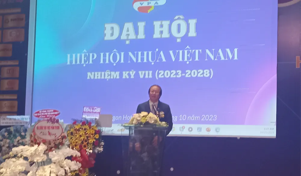 Ông Hồ Đức Lam Chủ tịch Hiệp hội nhựa Việt Nam phát biểu tại đại hội Ông Hồ Đức Lam Chủ tịch Hiệp hội nhựa Việt Nam phát biểu tại đại hội