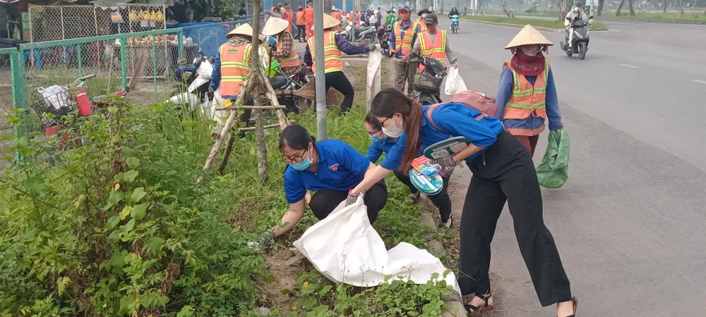 Các đoàn viên tham gia thu gom rác trên đường Nguyễn Văn Linh