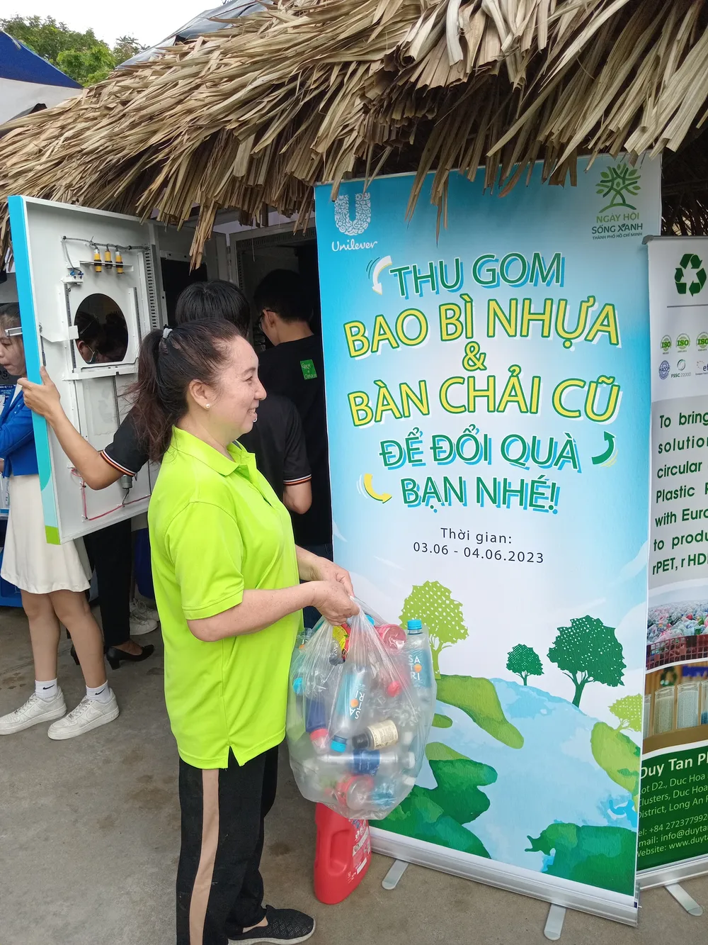 Người dân mang vỏ chai nhựa đến ngày hội đổi quà.jpg