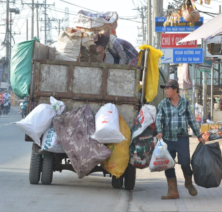 Thu gom rác dân lập trên đường Trịnh Quang Nghị, huyện Bình Chánh, TPHCM.jpg