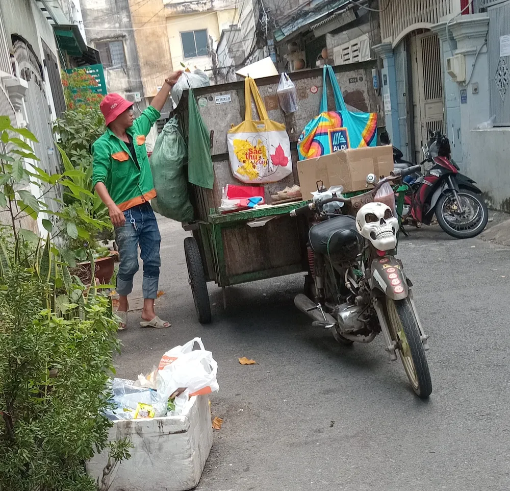 Thu gom rác sinh hoạt ở hẻm 83, phường An Khánh, TP Thủ Đức, TPHCM.jpg