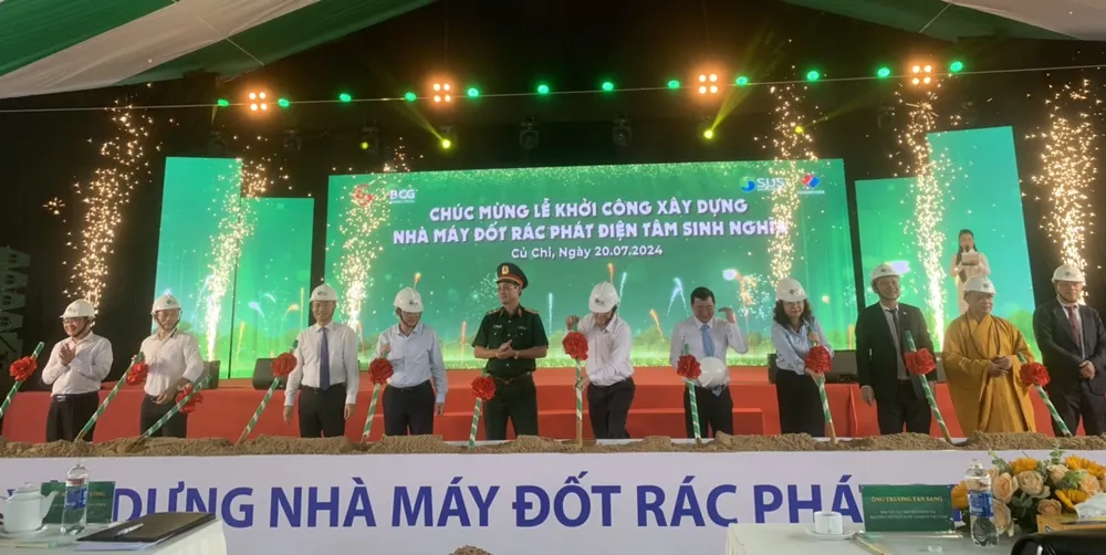 Các đại biểu thực hiện nghi thức khởi công xây dựng Nhà máy đốt rác phát điện Tâm Sinh Nghĩa