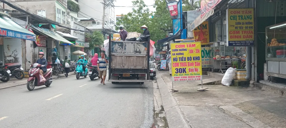 Thu gom rác trên đường số 2, phường An Khánh, TP Thủ Đức, TPHCM.jpg