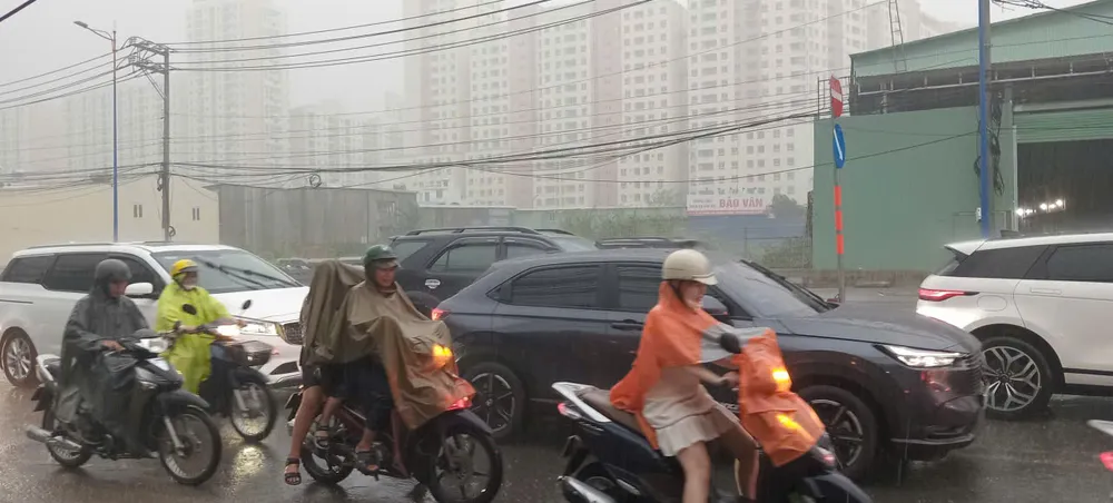 Dự báo khu vực TPHCM có mưa dông, mưa lớn trong vài ngày tới. Ảnh: MINH HẢI