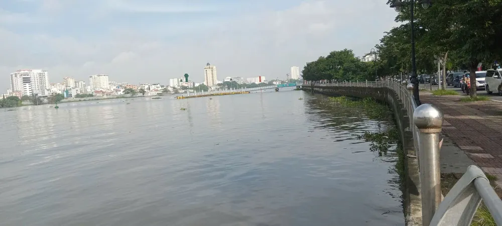 Thủy điện Trị An xả nước qua đập tràn có thể khiến mực nước sông Sài Gòn dâng cao. Ảnh: MINH HẢI