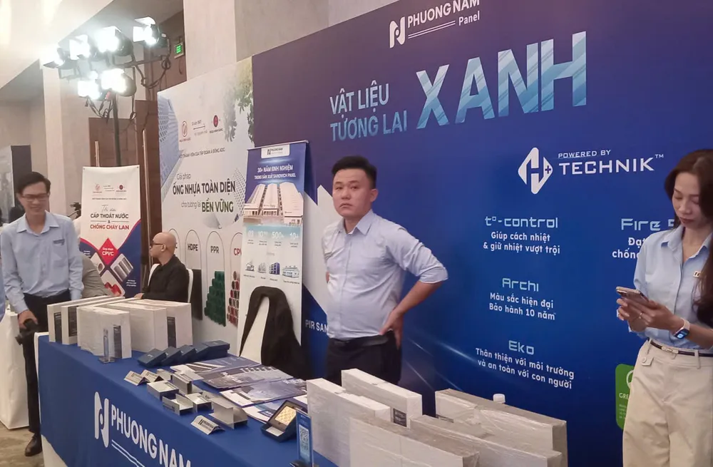 Doanh nghiệp tham gia triển lãm tại lễ kỷ niệm 35 năm thành lập Hiệp hội Xây dựng và Vật liệu xây dựng TPHCM. Ảnh: MINH HẢI