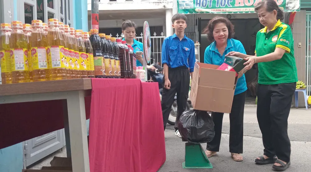 Phường Gia Định: Đổi rác lấy quà, lan tỏa lối sống xanh