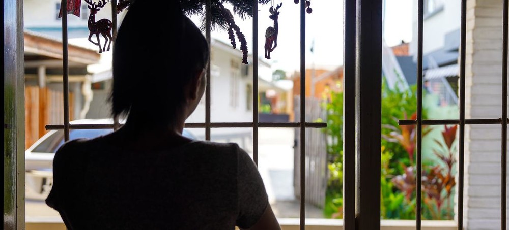 一名女孩为寻求更好的发展机会，离开了委内瑞拉首都加拉加斯，前往特立尼达和多巴哥。