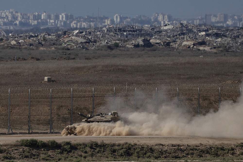 当地时间2025年8月20日，一辆以色列坦克在以色列和加沙边境附近区域移动。