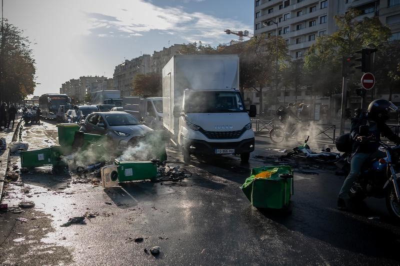 在法国巴黎街头，示威者用垃圾桶封锁道路。