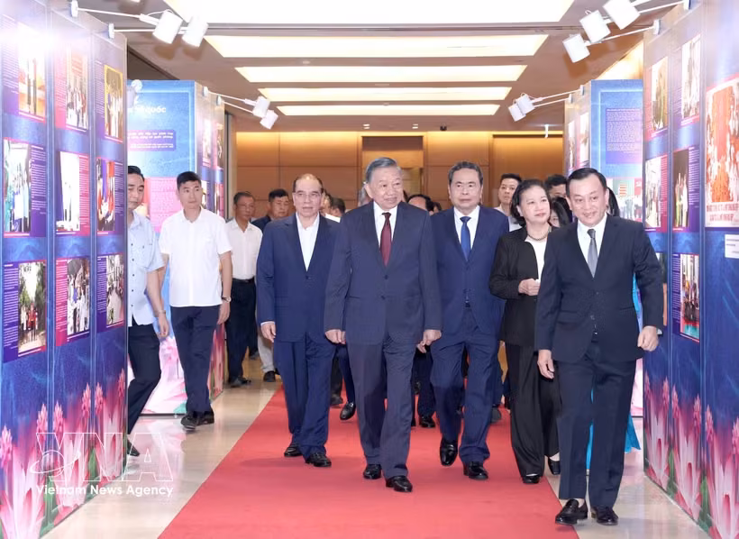 党中央总书记、国家主席苏林与各位代表参观“平凡而高尚的榜样”展览。图自越通社