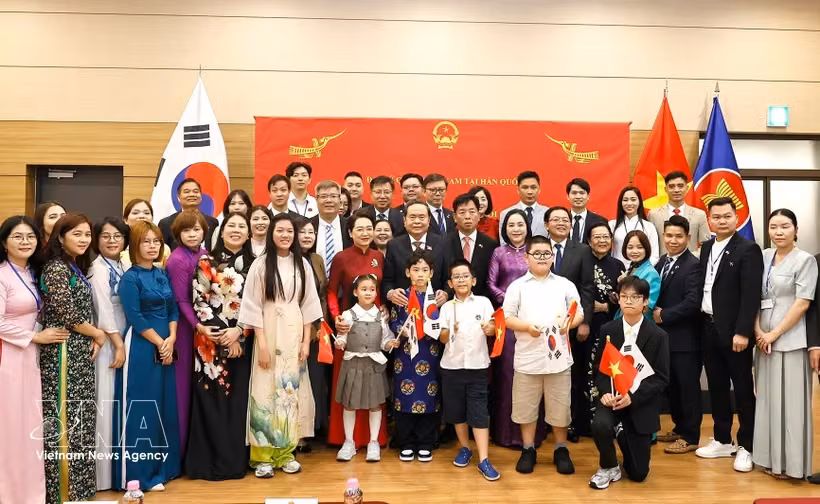 国会主席陈青敏及夫人与旅韩越南人代表合影。图自越通社