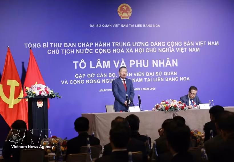 越南党中央总书记、国家主席苏林会见越南驻俄罗斯大使馆工作人员及旅俄越南人代表。图自越通社