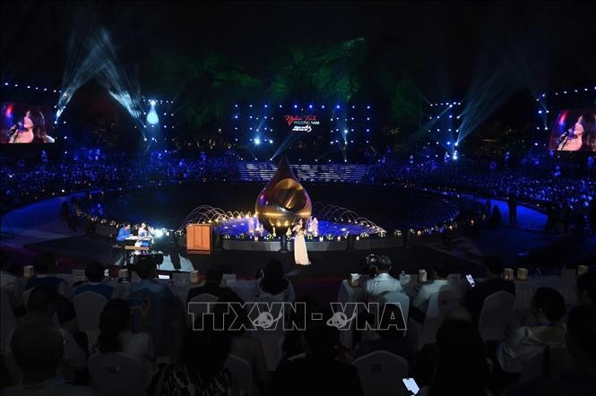 vna_potal_chuong_trinh_nghe_thuat_chinh_luan__nghia_tinh_phuong_nam_-_cung_con_di_tiep_cuoc_doi__stand (1).jpg