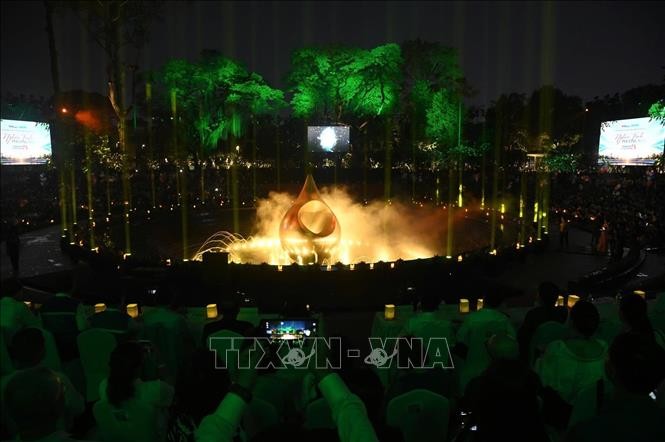 vna_potal_chuong_trinh_nghe_thuat_chinh_luan_nghia_tinh_phuong_nam_-_cung_con_di_tiep_cuoc_doi_stand.jpg