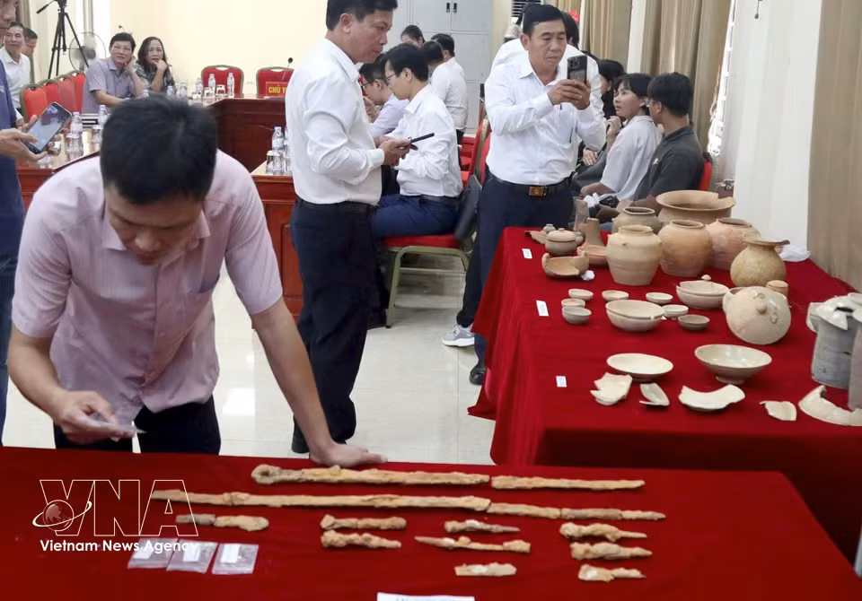 02-nghe-an-phat-hien-nhieu-hien-vat-quy-trong-2-ngoi-mo-co.jpg