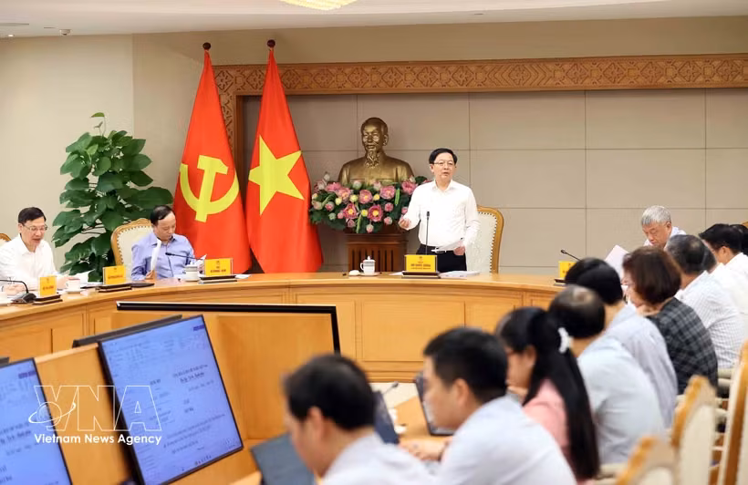 越南政府副总理胡国勇主持召开会议，与若干部委及行业就《土地法》（修正案）草案进行讨论。图自越通社