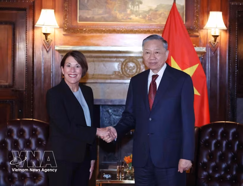 越南党中央总书记、国家主席苏林会见斯坦福大学商学院院长。 图自越通社