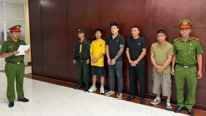 胡志明市公安以“运输禁运品”（走私香烟）罪起诉4名外国籍人士。图：公安机关