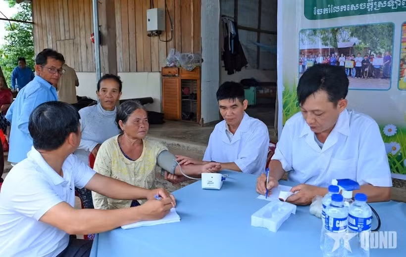 第74经济国防团为柬埔寨民众开展义诊发药活动。图自人民军报