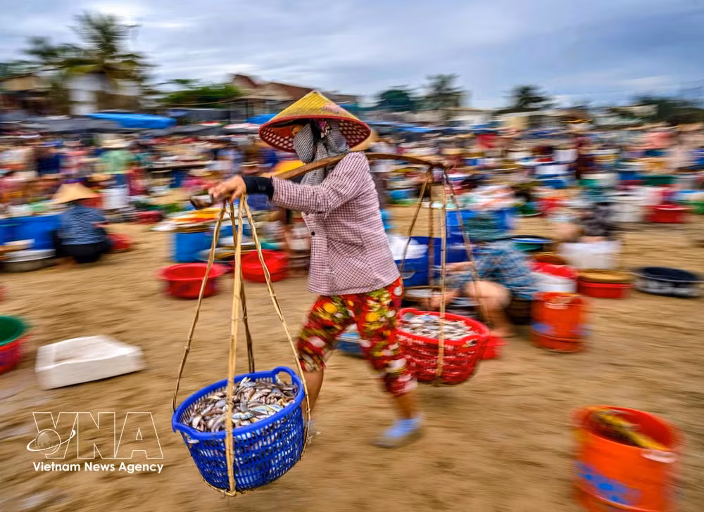 khong-chi-la-noi-giao-thuong-hai-san-cho-ca-tam-tien-con-phan-anh-sinh-dong-doi-song-cua-cong-dong-cu-dan-mien-bien.jpg