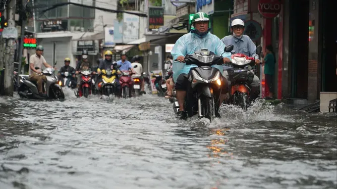 胡志明市七贤坊李常杰街雨后积水。图：坚强