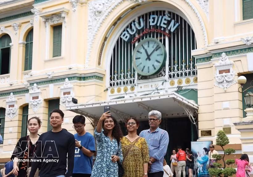 胡志明市中心邮政局一直是越南国内外游客青睐的旅游景点。图：越通社