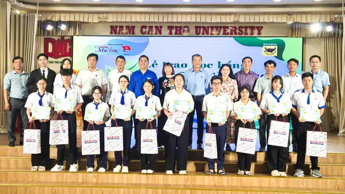 《西贡解放报》在芹苴市颁发40份“为越南未来”奖学金