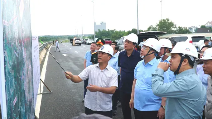 政府常务副总理范家足听取隆城机场连接干线建设情况汇报。图：黎春