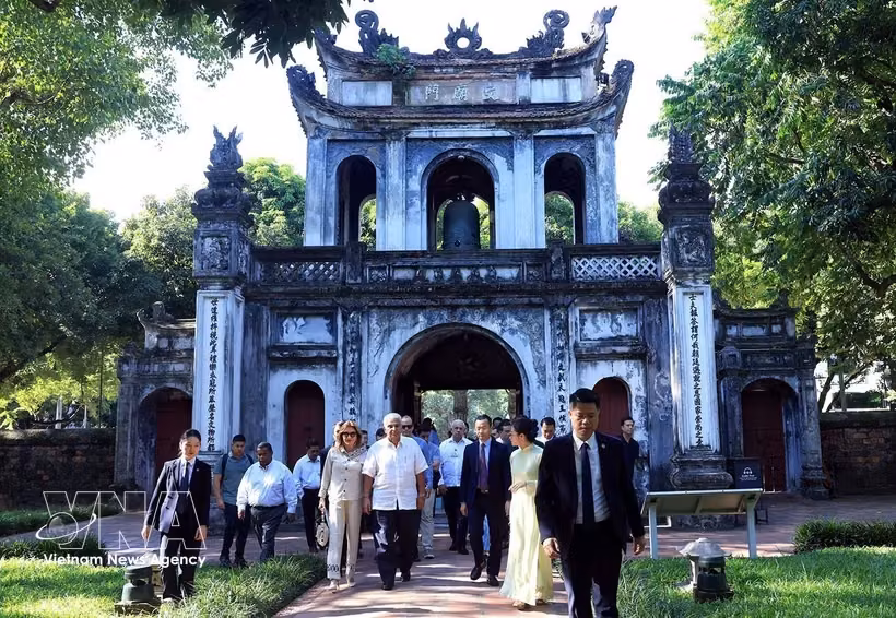 巴拿马总统穆利诺及夫人参观文庙-国子监。图自越通社