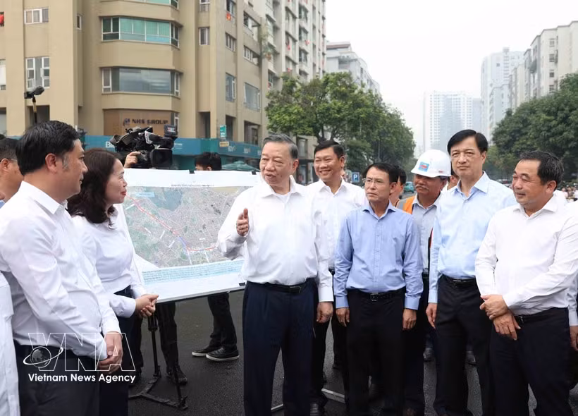 党中央总书记、国家主席苏林检查经过纸桥坊的2.5环路项目。图自越通社
