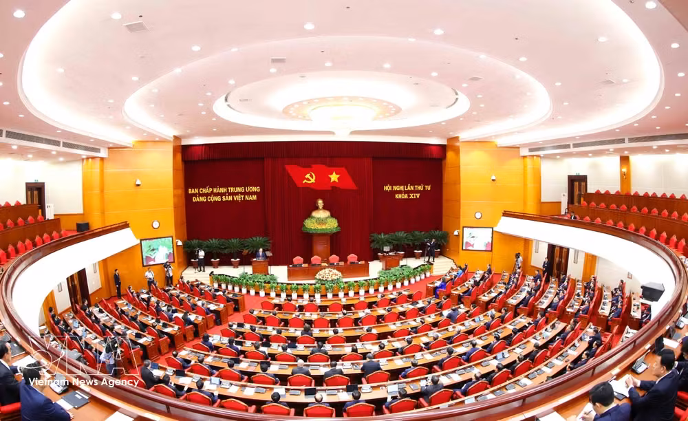 越南共产党第十四届中央委员会第四次全体会议讨论了《旨在服务国家快速可持续发展的重点行业与领域人才引进、使用及培养国家战略》提案。图自越通社