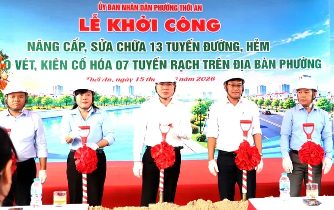 泰安坊领导与各位代表举行工程动工仪式。