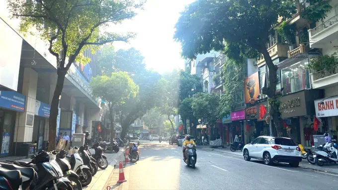 两个多星期以来，河内清晨起便持续出现晴朗、干燥天气，降雨较少。图：福厚